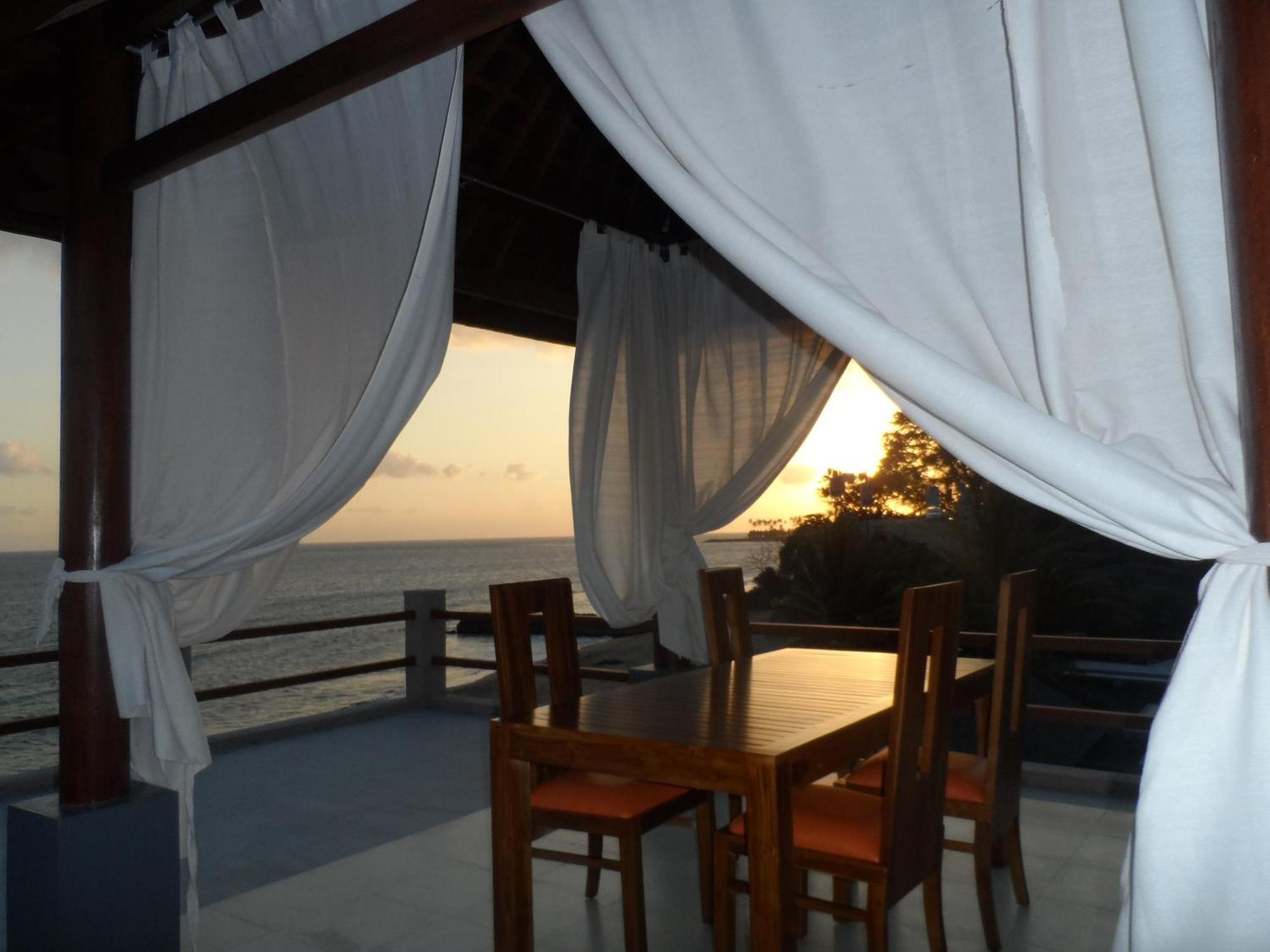 Cafe Alberto B And B Senggigi Exterior photo